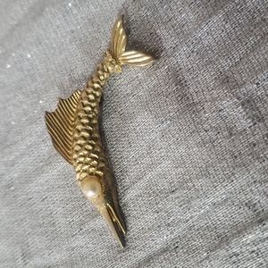 *KRAMER Vintage Signed Gold Faux Pearl Tone Fish Brooch